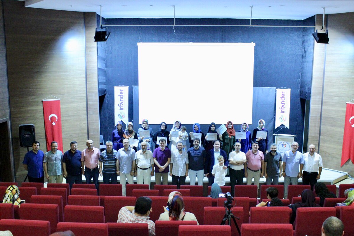 irfander42's tweet photo. İRFANDER Abdullah b. Mesûd İslami Araştırmalar Merkezinde 2015-2019 yılları arasında Temel İslami İlimler sahasında verilen seminer programını tamamlayan öğrencilerimizin mezuniyet programı gerçekleştirildi.
@abimerirfander
#konya #irfander #abimer #seminer #mezuniyet #program https://t.co/YNJNwXUOgq