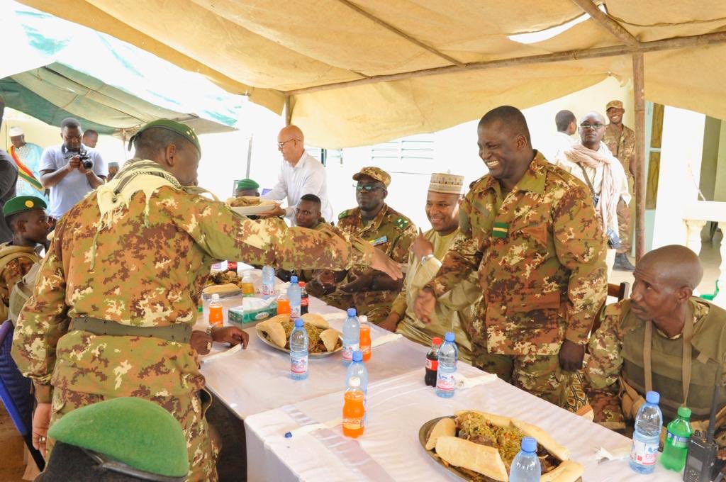 GouvMali's tweet photo. Le Premier ministre, Dr Boubou Cissé a partagé un Repas de corps à la Gendarmerie de #Djenne #J4 #VisiteMopti https://t.co/Kjh4KV0Ks7