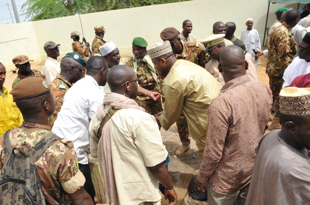 GouvMali's tweet photo. Le Premier ministre, Dr Boubou Cissé a partagé un Repas de corps à la Gendarmerie de #Djenne #J4 #VisiteMopti https://t.co/Kjh4KV0Ks7