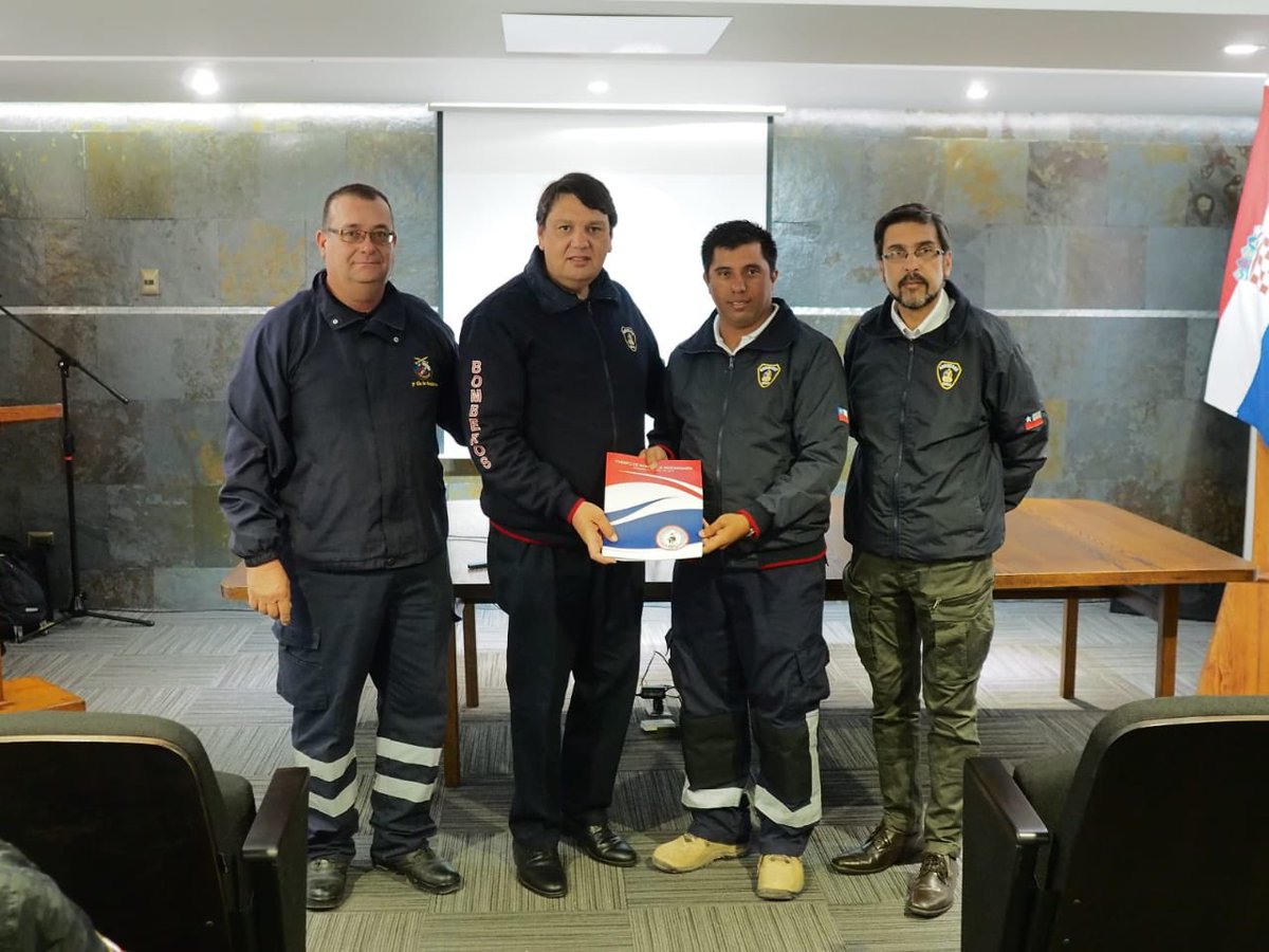 3ciaantofagasta's tweet photo. Con la firma del protocolo de uso y cooperación mutua entre nuestra Compañía y Oficiales Generales de nuestra institución, damos por inaugurado el Centro de Entrenamiento ubicado al costado sur de nuestro Cuartel. #Antofagasta @ANB_Chile @BomberosdeChile @bomberos_antof https://t.co/wzqRhXNvfZ
