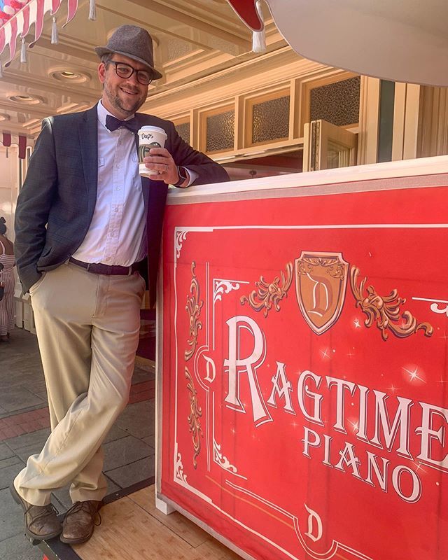 mrdaps's tweet photo. Sundays with coffee and some ragtime piano make for a great combination! @disneylandtoday
•••
#cokecorner #refreshmentcorner #disneyland #disney #disneyphotography #disneyphoto #mrdaps #piano #ragtimepiano #bowtie #trilby #dapper #disneylife #disneyl… https://t.co/6A7fmEv517 https://t.co/6R9biNpfBI