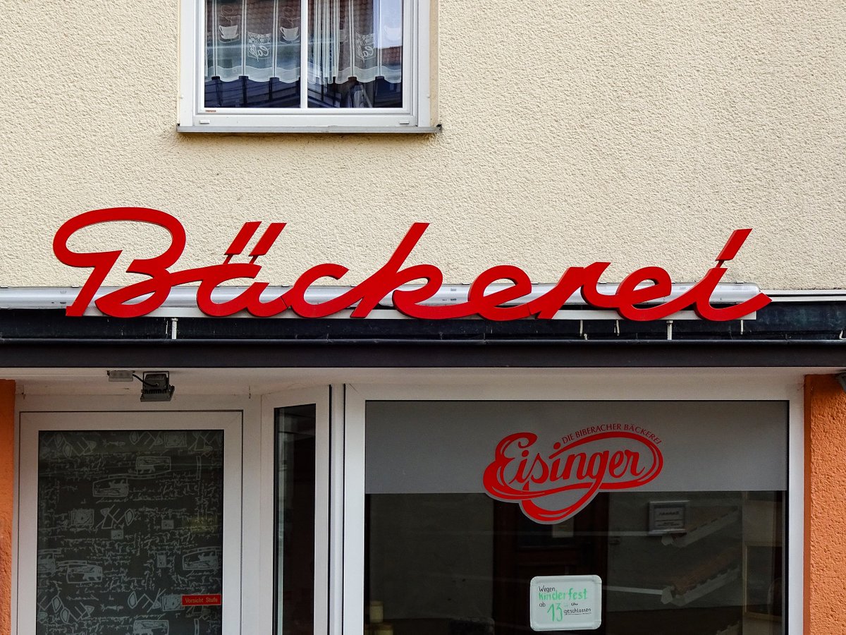 isoletters's tweet photo. Welcome to this summer’s #UmlautWeek – a tour through (parts of) Germany with typical and atypical umlauts along the way.
The first sign shows an umlaut the way umlauts are meant to be: loud, proud and clear. Looks like a double acute to you? Might as well outside Hungary. https://t.co/KKMltXe4gv