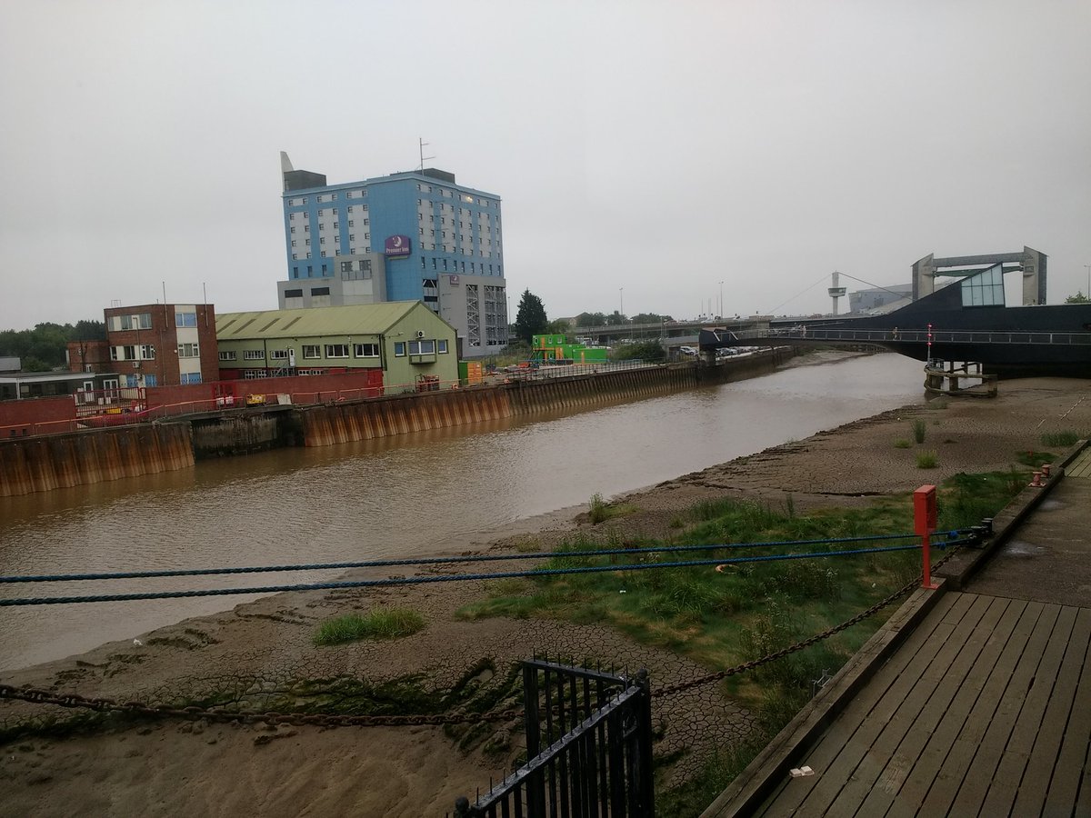 A bargeless River Hull viewed from the #MuseumQuarter .
Walked over the #ScaleLaneBridge to the carpark next to @PremierInn on  #ViccyDock ~ #Floodgates in the distance.