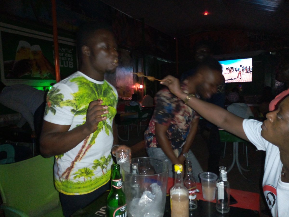 shikome_1's tweet photo. This ws hw it went dwn last nyt inside palm plaza π₯π₯ wit the bday guy @Ernest_pabi. Respect to man lyk @rhevolutiongh @ShakerDj1 for making this happen. @FlorentJAYB disappointed buh its all good. #GreatVibez #RealGees #CelebrateWithPabi https://t.co/Kc3EKK4oSJ