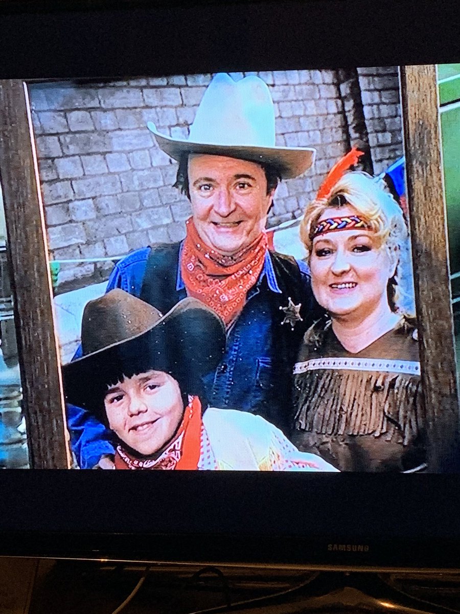 LouLeeC's tweet photo. @nickjfrost please explain how this piece of genius was created. Loving the work! 😂😂😂 #hotfuzz #nickfrost #familyphoto https://t.co/Zi78wPLueS