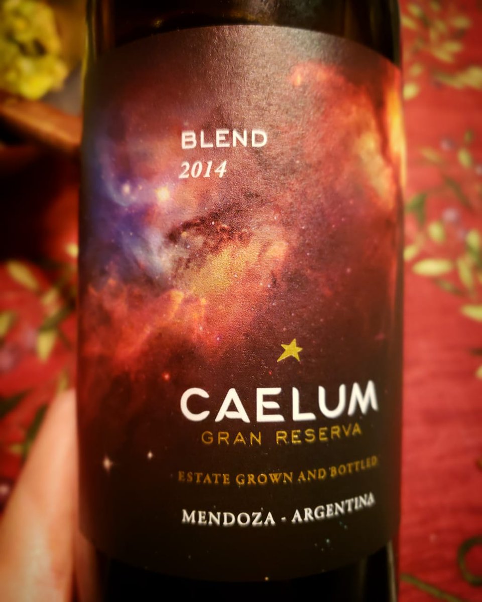 Cerrando el finde bien arriba! Caelum Blend Gran Reserva 2014. Ensamble de Montepulciano, Cab. Sauvignon, Malbec y Petit Syrah q la rompe. Predomina esta cepa italiana riquísima y poco vista en Arg en este tinto con buena estructura y una fruta super presente. Poquitas botellas!