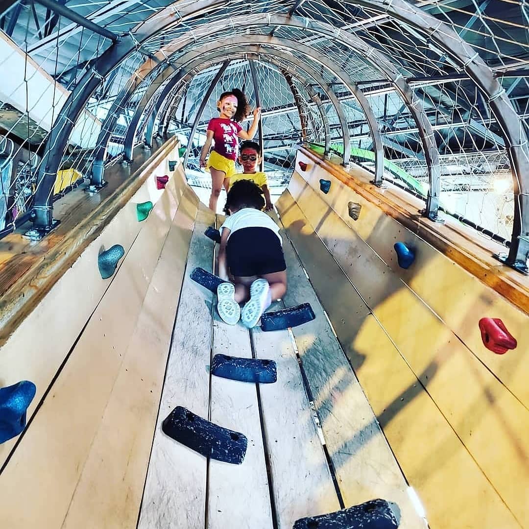 alohacurlies's tweet photo. #ad "Creativity is intelligence having fun".. &amp; today was filled with just that at @childmusephx !! We climbed to the very top of the jungle gym, painted giant robots, built castles, and so much more! 🙌🏼🤩 #PLAYfluencer #funinphoenix #phoenixaz #childmusephx https://t.co/QxH2qZiRS9