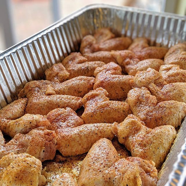 BBQCentralShow's tweet photo. Chicken wings were thrown down today! Homemade anchor bar sauce to coat!
.
.
.
.
What sauce do you like with your wings?
.
.
.
.
.
#bbq #barbecue #bbqcentral #bbqcentralshow #hostwiththemost #backyardgriller #rubitdown #radio #chickenwings #buffalowings … https://t.co/44djLnRTLz https://t.co/BwqezWdJJI