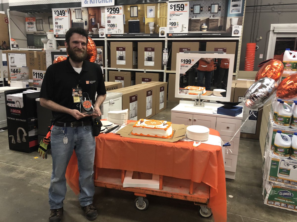 nyyroro's tweet image. Meet Roger-MET night travel SUP from D105 Hudson Valley, NY! He is trustworthy, honest &amp;amp; has high integrity! He listens/responds to the needs of our associates, suppliers &amp;amp; vendors! #LeadsByExample #NJM #YeahMET #RVPValueAward #BuildingStrongRelationships @Zyke_Munk @daryl_hagen