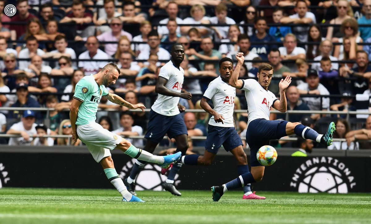 Inter_id's tweet photo. 📸 | GALERI FOTO

🥰⚫️🔵 Berbagai foto yang tampilkan perjuangan Nerazzurri pada laga #TottenhamInter di London 👉 https://t.co/LIXieU9MyI 

#ICC2019 #InterOnTour #ForzaInter https://t.co/NpEjzmpoyc
