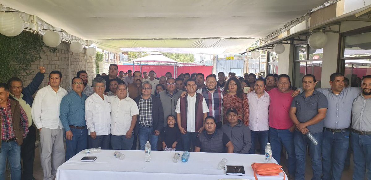 DanielGOaxaca's tweet photo. Reunión de trabajo con el Secretario del CDE de Morena el Compañero Sesul Bolaños y los Militantes y Dirigentes de nuestro Partido Morena en el Distrito de Miahutlan de Porfirio Díaz en donde escuchamos a la militancia y acordamos caminar en unidad en favor de Oaxaca. https://t.co/Mn4vMRnrft