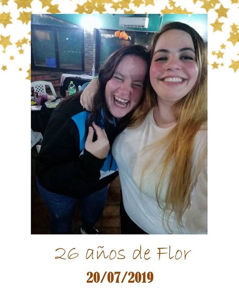 FlashtagUy's tweet photo. Capturá esos momentos únicos con amigas....
Y llevátelos impresos con Flashtag 💣📷

#Flashtag #HashtagPrinting https://t.co/R79ss5lzgC