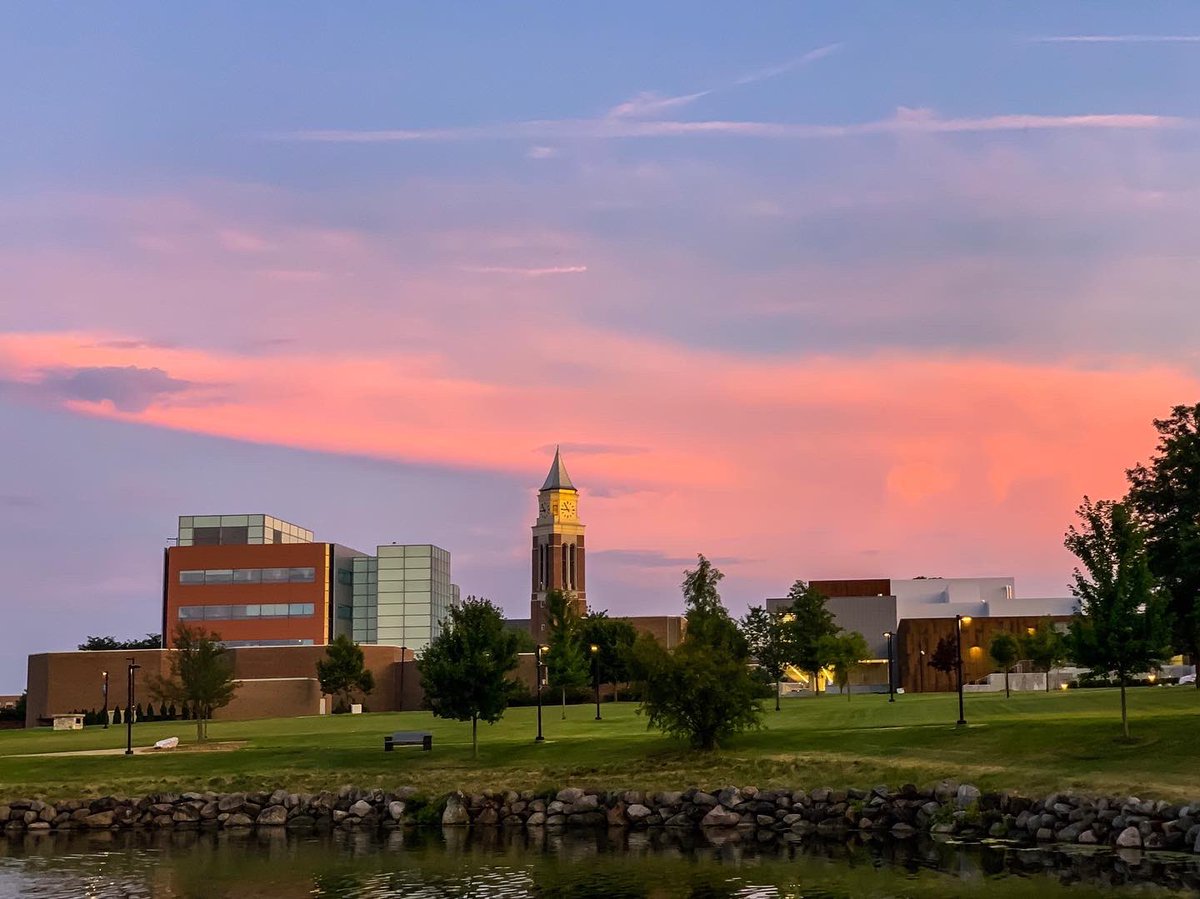 MattBoltz's tweet photo. A beautiful #sunset at @oaklandu to cap off the weekend #ThisIsOU #SummerAtOU https://t.co/P20gpkMBFW