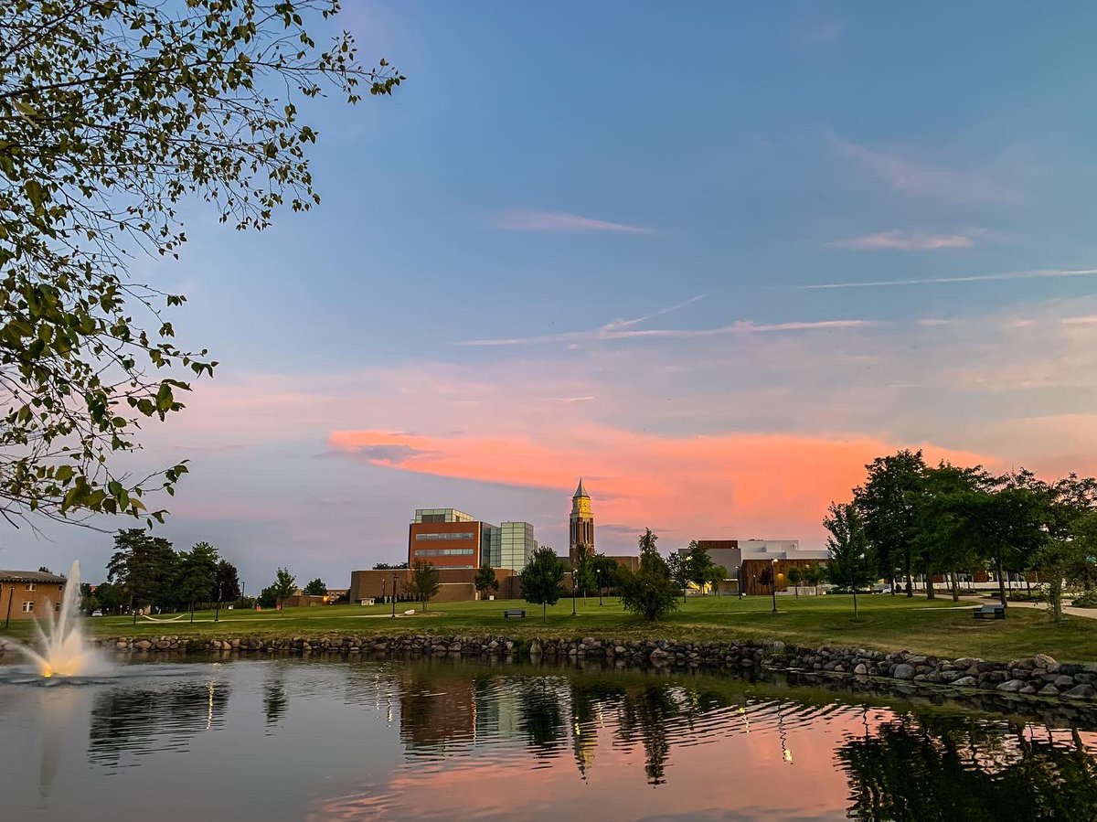 MattBoltz's tweet photo. A beautiful #sunset at @oaklandu to cap off the weekend #ThisIsOU #SummerAtOU https://t.co/P20gpkMBFW