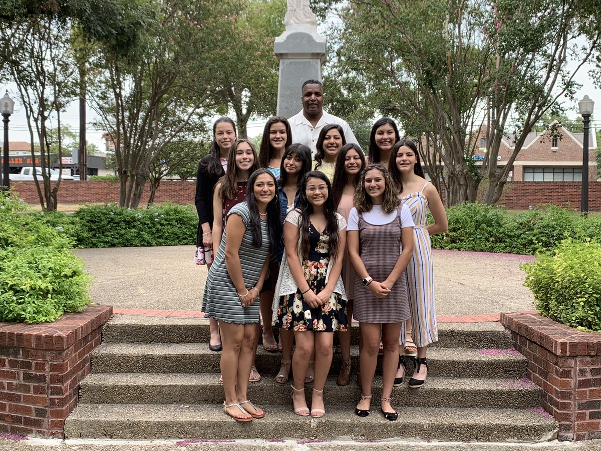 IWHShamrocks's tweet photo. Volleyball team mass today! Excited for this season! ☘️🏐 #allin #webeforeme https://t.co/2wkuUOfIr6