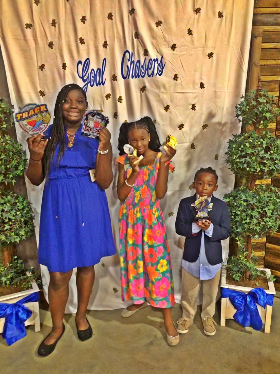 i_am_genetrice's tweet photo. My crew minus 2!! #MsGoalChasers #AAUTrackBanquet #WeRackedUp🤣🏃🏽‍♂️🏃🏾‍♀️ https://t.co/bUZvEnDc11