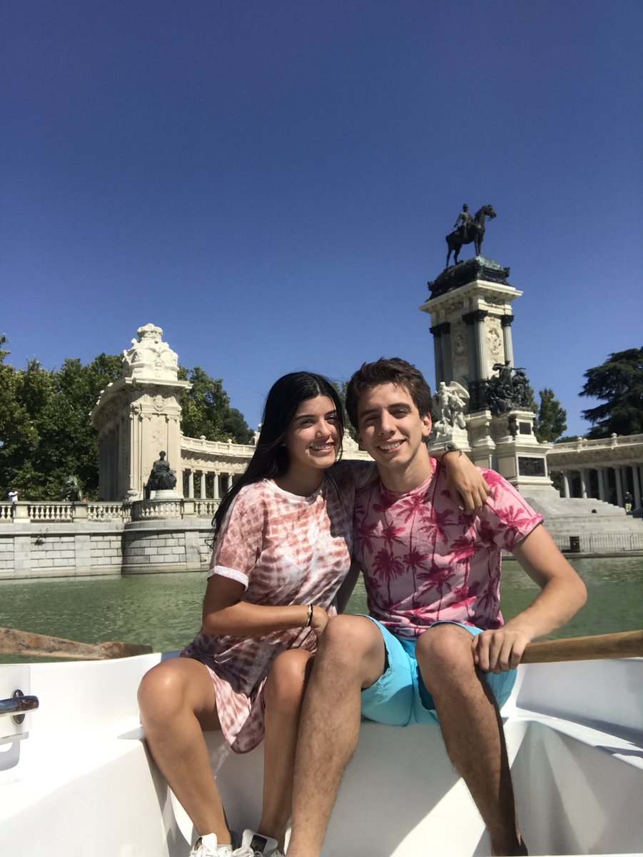 troncaDJ's tweet photo. Después de más de 7 meses sin ver a mi novia, hoy es la primera vez que salimos juntos a pasear por Madrid. ¿Y lo primero que nos pasa? Nos conseguimos a Justin Quiles! Es el mejor día de mi vida amigos @JQuiles crack, Dios. Venezuela (en España) te quiere. https://t.co/LpILkb49Gg