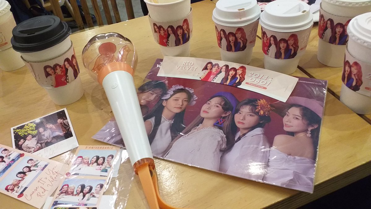 ReVeluvArg's tweet photo. #CauseItsYouRV Evento ♡
🎀 Gracias a los mas de 50 Luvies que pasaron por la cafetería a comprar su café de #RedVelvet. Gracias a @Icecreamcakefc, @rv_luv_5 de Red Velvet Global y a la cafetería Big Rabbit por formar parte de este precioso evento ♡
#ReveluvArgentina https://t.co/QDjBf2KXYw