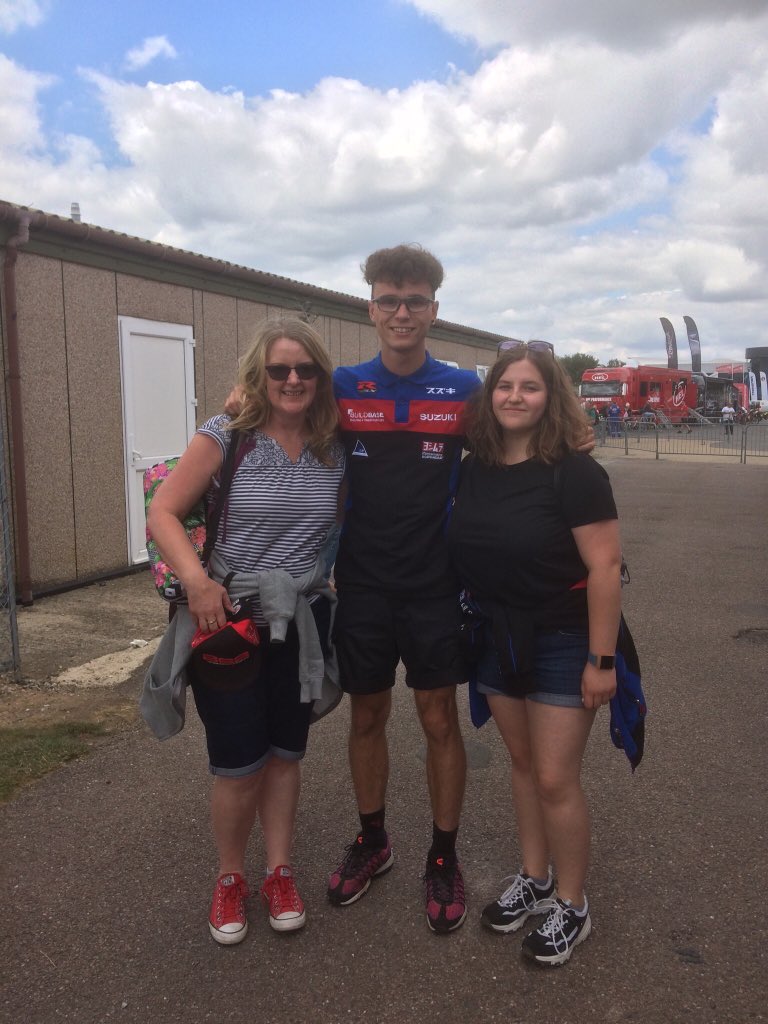 Brilliant to meet <a href="/BradRayRacing/">BradRayRacing</a> again at Thruxton. Always one of our favourites. Thanks for the picture Brad. 🏍
