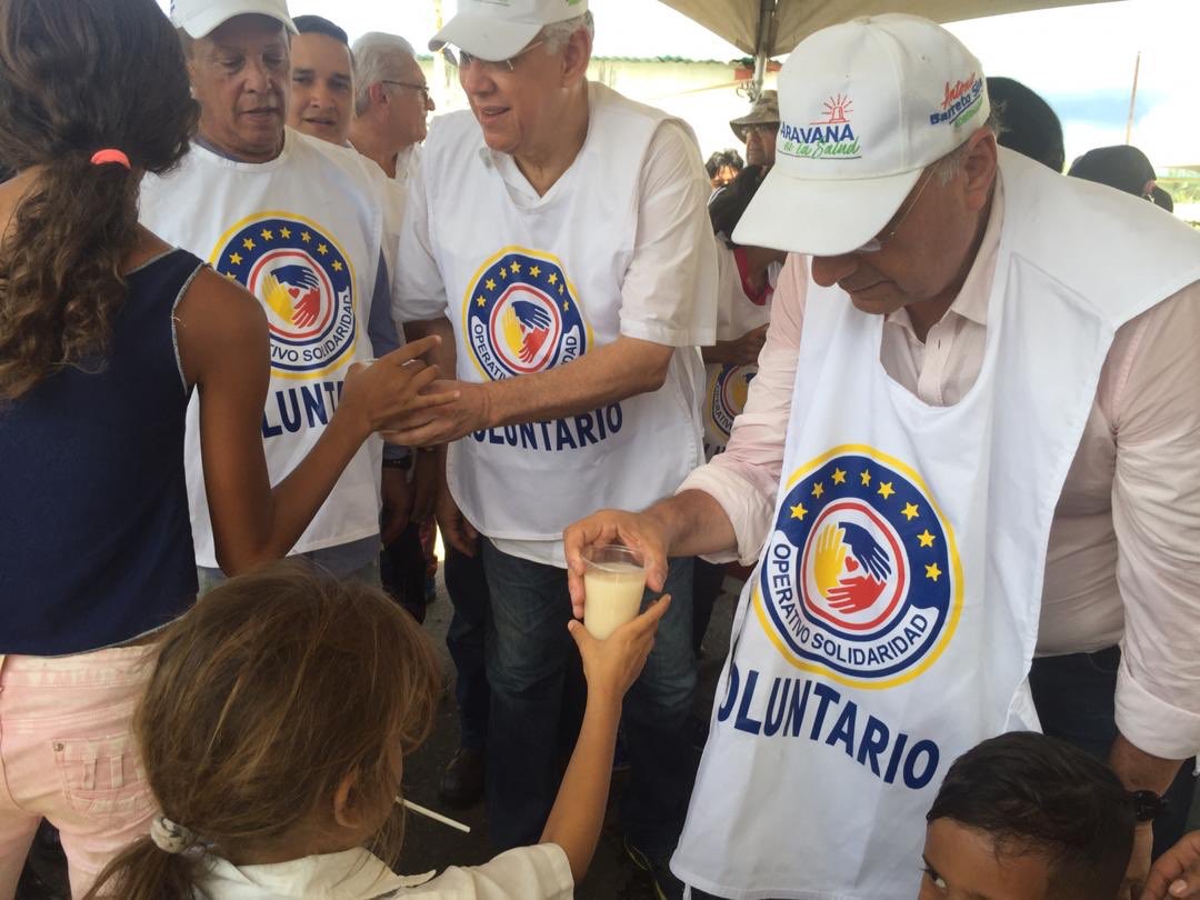 williamsdavila's tweet photo. Ayer en el Chaparro la Caravana de la Salud acompañé a gob @BarretoSira @miguelarismendi, Giovanny Veracierta,Antonio Acosta, y base  @ADemocratica en un plan de entrega de semillas,vaso solidario,canastillas,sillas de rueda y bastones, medicinas, olla solidaria,atención médica! https://t.co/rELjD8gAdn