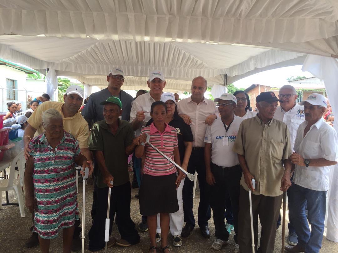 williamsdavila's tweet photo. Ayer en el Chaparro la Caravana de la Salud acompañé a gob @BarretoSira @miguelarismendi, Giovanny Veracierta,Antonio Acosta, y base  @ADemocratica en un plan de entrega de semillas,vaso solidario,canastillas,sillas de rueda y bastones, medicinas, olla solidaria,atención médica! https://t.co/rELjD8gAdn