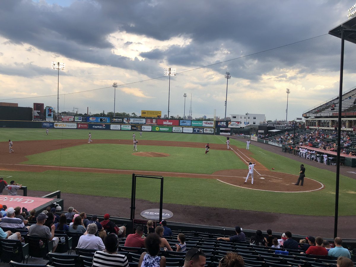 oceanjess21's tweet photo. Fun @GoSquirrels game the other night. #BaseBall #havefungonuts #family #MakingMemories #boymom #rva #flyingsquirrels #nutasha #nutzy https://t.co/A9M4Q39WGm