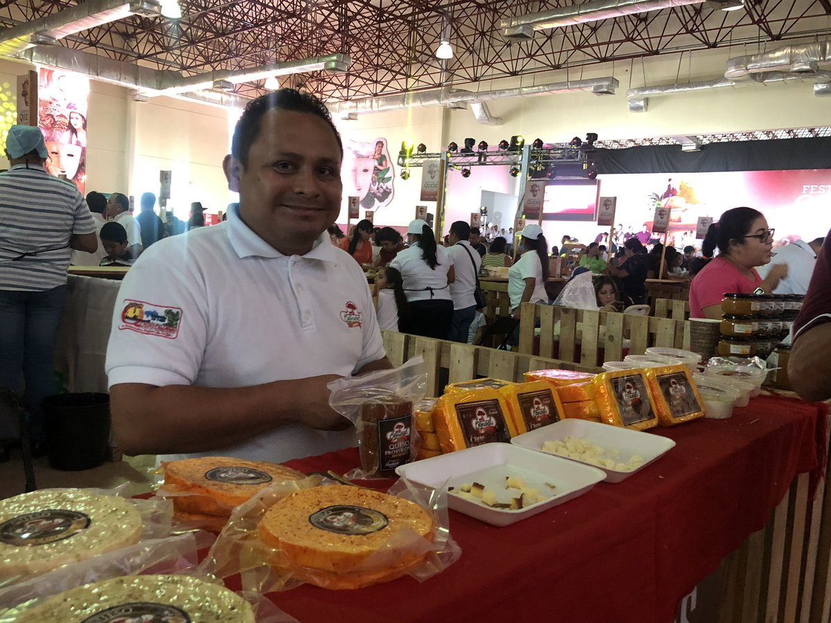 claudiaelliane's tweet photo. En #Tenosique mi intolerancia a la lactosa tomó una pausa en el #FestivalDelQueso #Qsofest #TabascoEstáDeModa @Turismo_Tabasco @AMHMT @OCV_Tabasco @NuryRosique @PepeCandia @robertogaudelli https://t.co/FLVffTuw9f