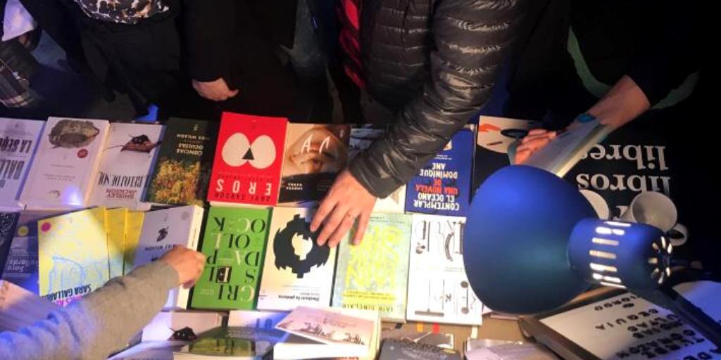 FiordoEditorial's tweet photo. Hoy estamos hasta las 21 en @CCKonex para cerrar la @FEditores . Gracias todos los que nos visitaron estos días y a los colegas que hacen esta experiencia única.
¡Nos vamos muy contentos!😀
#FiordoEditorial #FED19 #FED #CCKonek #FeriadeEditores https://t.co/yUUzGinDRD