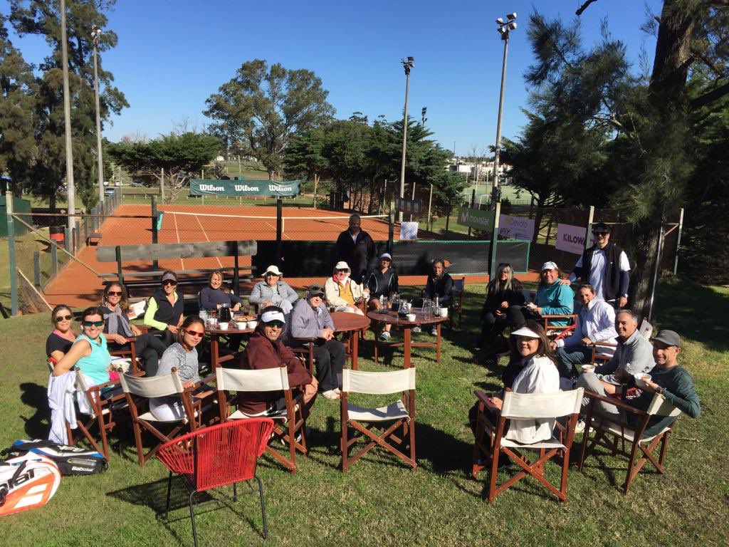 CarrascoPolo's tweet photo. Compartimos imágenes de la visita del Club Internacional de Tenis hoy en el Club!! 
También plantamos un Lapacho Rosado en la zona del Club House de Tenis con algunos socios que nos acompañaron. #eldiadelarbolcontinua 🌱
#domingodetenis
@ClubInterTenis https://t.co/sptkIAlUIA