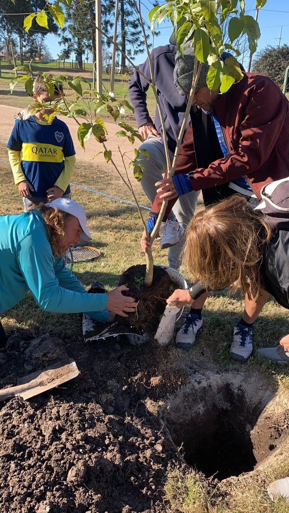 CarrascoPolo's tweet photo. Compartimos imágenes de la visita del Club Internacional de Tenis hoy en el Club!! 
También plantamos un Lapacho Rosado en la zona del Club House de Tenis con algunos socios que nos acompañaron. #eldiadelarbolcontinua 🌱
#domingodetenis
@ClubInterTenis https://t.co/sptkIAlUIA