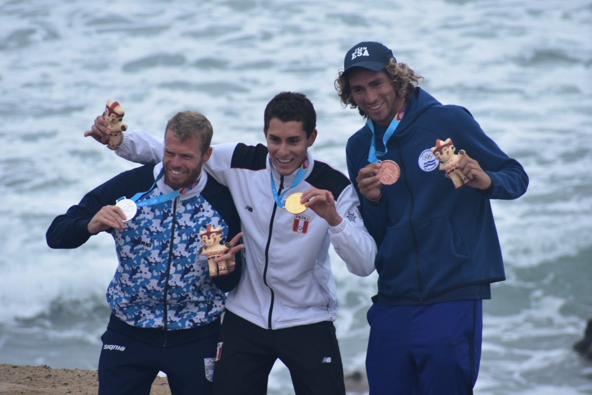 33sports_'s tweet photo. #Deportes733 | RT @TeamESA_ Premiación de la categoría #opensurf en la que Bryan Pérez se colgó la medalla de bronce 🥉, el oro fue para Lucas Mesinas (PER) y plata para Leandro Usuna (ARG). #Surf #TeamESA #Lima2019 https://t.co/cdtZmzP17F