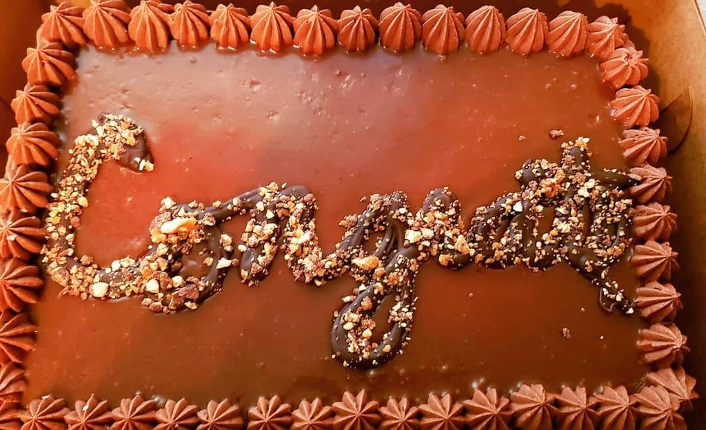 cbi777's tweet photo. A special cake for a very special graduate. Snickers inspired...Dark chocolate cake, peanut butter nougat filling, chocolate frosting, salted vanilla bourbon caramel, crushed Snickers "Congrats". #bmanis #sugarplumfairy #FSUgraduation #needabetterpicture https://t.co/tlElCsVBuA