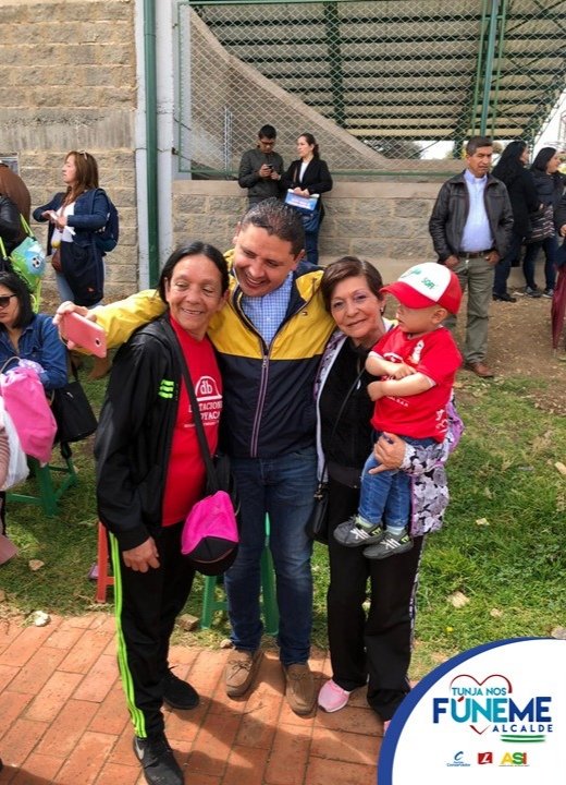 FunemeAlejandro's tweet photo. ¡El deporte nos une y nos inspira a tener una mejor sociedad!
Hoy desde el barrio San Antonio  compartimos con grandes amigos y amantes del fútbol que sueñan en tener espacios saludables y seguros para el aprovechamiento del tiempo libre. 
#TunjaNosUne
#FunemeAlcalde https://t.co/wdwmmKkCes