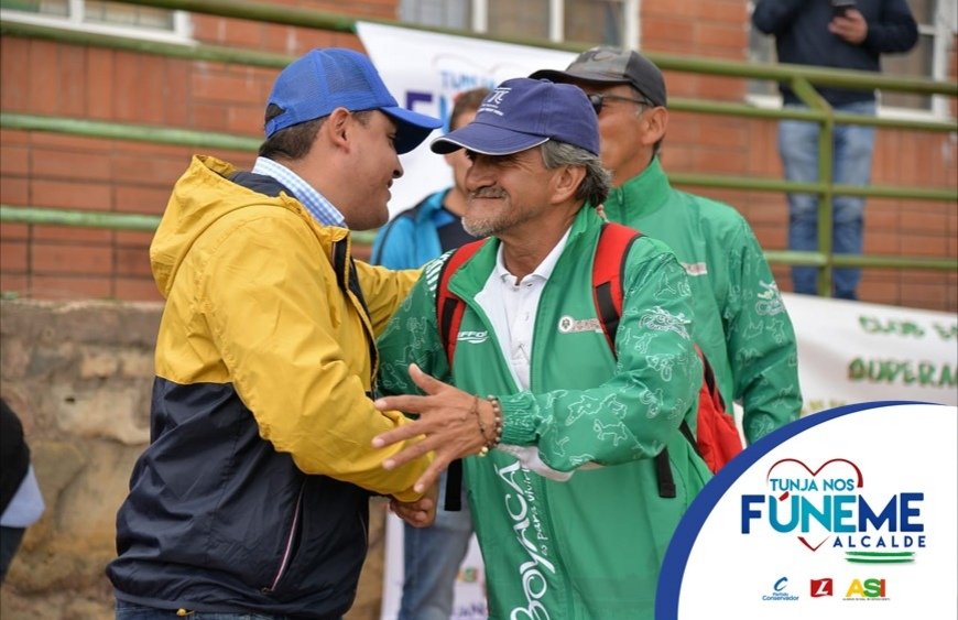 FunemeAlejandro's tweet photo. ¡El deporte nos une y nos inspira a tener una mejor sociedad!
Hoy desde el barrio San Antonio  compartimos con grandes amigos y amantes del fútbol que sueñan en tener espacios saludables y seguros para el aprovechamiento del tiempo libre. 
#TunjaNosUne
#FunemeAlcalde https://t.co/wdwmmKkCes