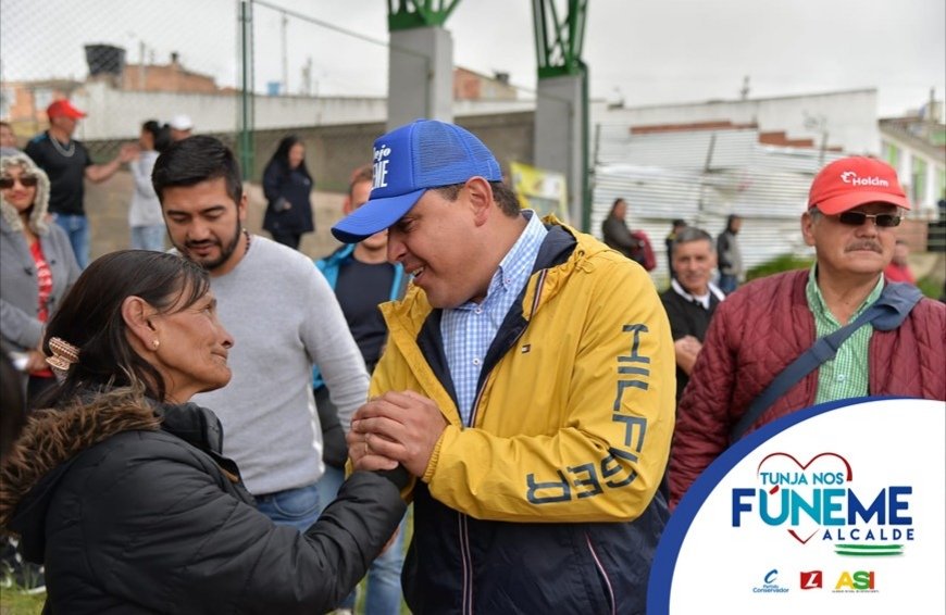 FunemeAlejandro's tweet photo. ¡El deporte nos une y nos inspira a tener una mejor sociedad!
Hoy desde el barrio San Antonio  compartimos con grandes amigos y amantes del fútbol que sueñan en tener espacios saludables y seguros para el aprovechamiento del tiempo libre. 
#TunjaNosUne
#FunemeAlcalde https://t.co/wdwmmKkCes