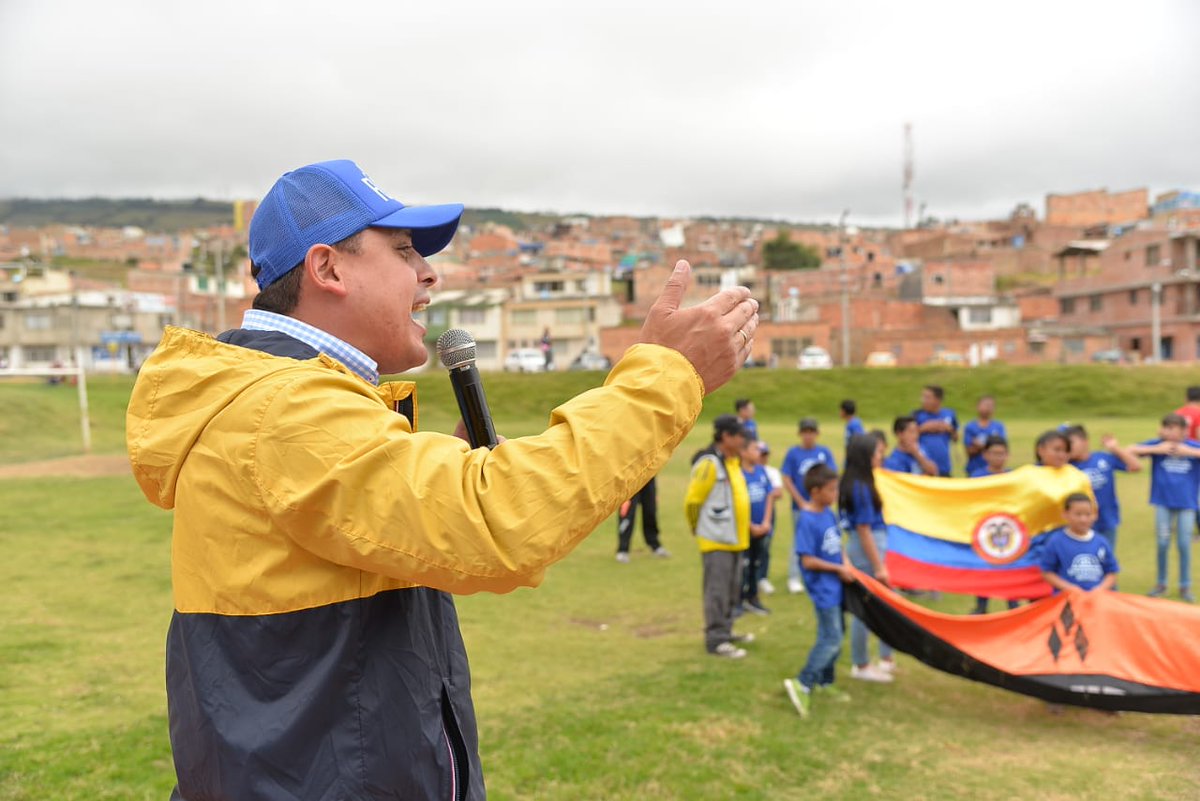 FunemeAlejandro's tweet photo. ¡El deporte nos une y nos inspira a tener una mejor sociedad!
Hoy desde el barrio San Antonio  compartimos con grandes amigos y amantes del fútbol que sueñan en tener espacios saludables y seguros para el aprovechamiento del tiempo libre. 
#TunjaNosUne
#FunemeAlcalde https://t.co/wdwmmKkCes