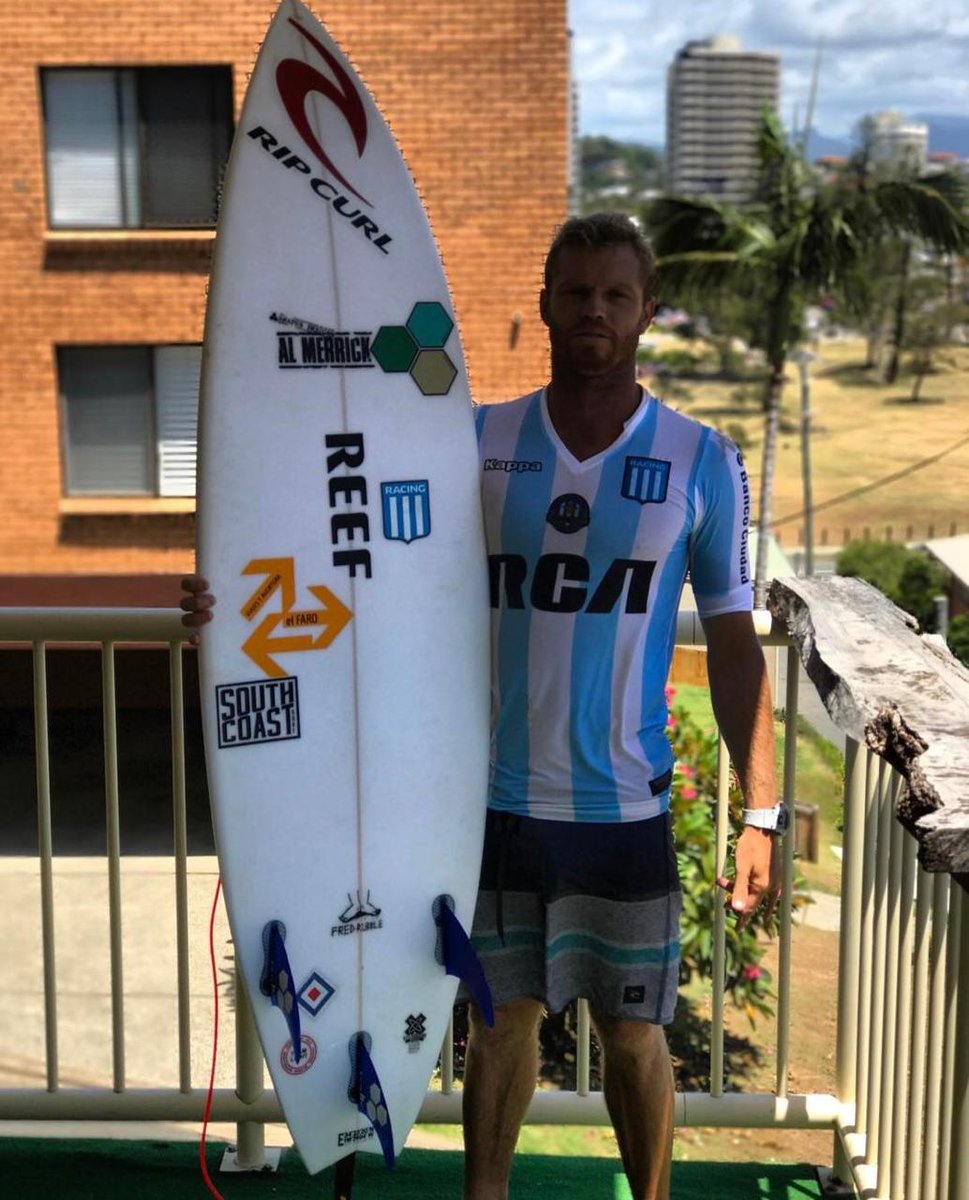 ¡Felicitaciones, <a href="/leleusuna87/">Lele Usuna</a>! 👏👏👏

Leandro Usuna ganó la medalla de plata 🥈 en surf en los Juegos Panamericanos de Lima y festejó con la camiseta de la Academia 👕

#RacingEnTodasPartes
#VamosAcademia