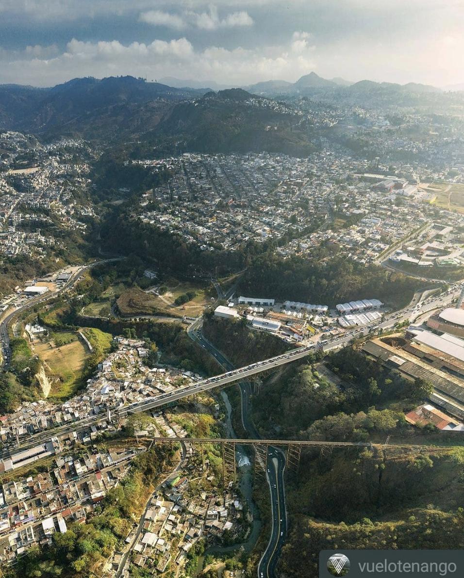 NuestroDiario's tweet photo. #NuestraPostal @vuelotenango compartió esta imagen del Puente Belice que conecta desde 1958 a la ciudad con la Carretera al Atlántico. Es el ingreso a la ciudad para quienes llegan del norte y oriente. En este lugar, junto al puente Las Vacas, convergen las zonas 6, 17 y 18. https://t.co/f1AuHwzbB3