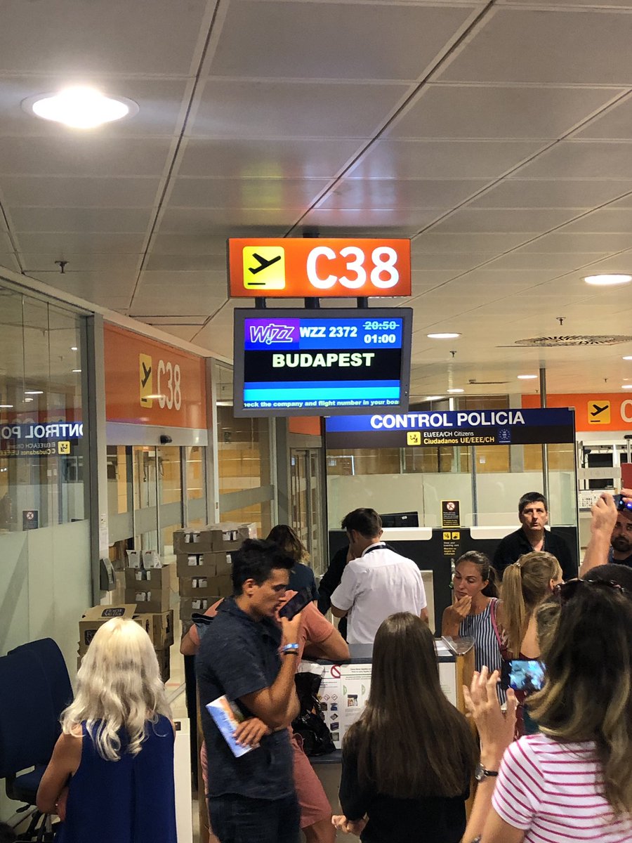 Fone82's tweet photo. Cuatro horas de retraso y nada que reclamar salvo un sándwich+botella de agua...vergonzoso el trato y atención recibida @wizzair falta información creíble... https://t.co/FYNXHBwZyU