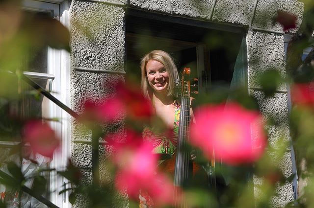 #summer #southofnorway #roses #violadagamba #smile #musicpics #musicianlife #risør #risørlove #cellodagamba ift.tt/2KrJbey