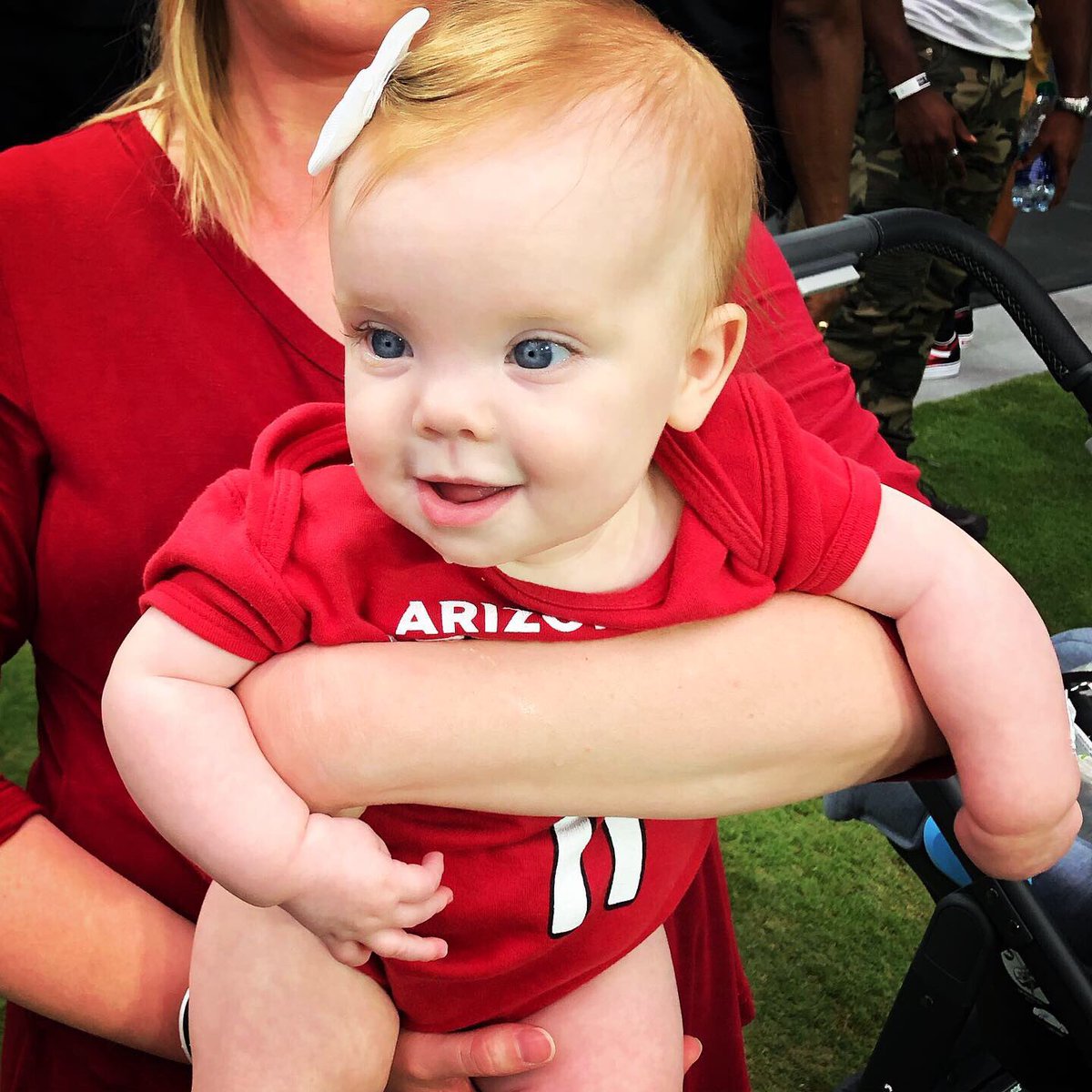 jimohms's tweet photo. First time at @AZCardinals practice for Emily. While she mostly gave me the typical goo goos and gah gahs, she did say she was proud to wear her @LarryFitzgerald onesie.

#CardsCamp https://t.co/4ku4ua1eDL