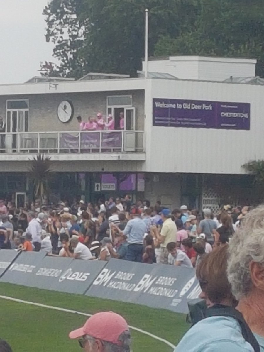 MASTERCLASS:Great team performance in a stunning 35 run victory today by @Middlesex_CCC against @SomersetCCC @OldDeerPark with spectacular knocks by @ABdeVilliers17 88, @dmalan29 56, @stirlo90 31 and fine Nathan Sowter spin @NSowter 4-29 #TeamMiddlesex @LexusEdgware @Chestertons