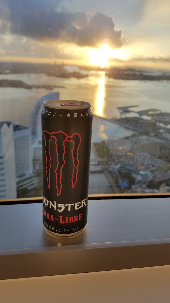 くぼ 横浜で朝run 約5分 で写真を撮りながら 途中で羽がはえました モンスターエナジースタートで プロテインで〆 横浜 朝run みなとみらい インスタ映え Marine Walk