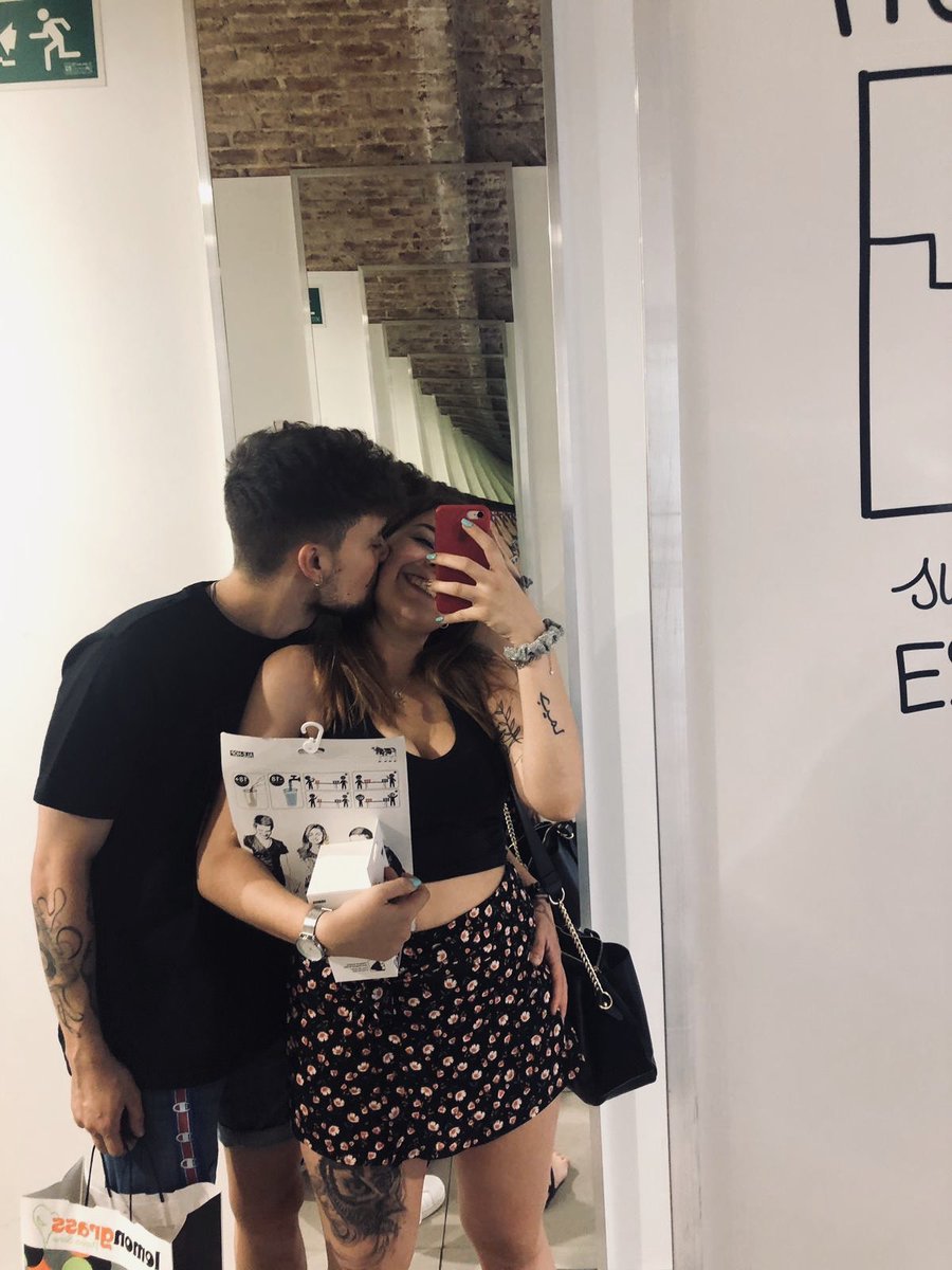 _chdss's tweet photo. a veces me siento tan bien, con el mundo bailándome.. 🌗🖤 https://t.co/jbDo2AjCIs