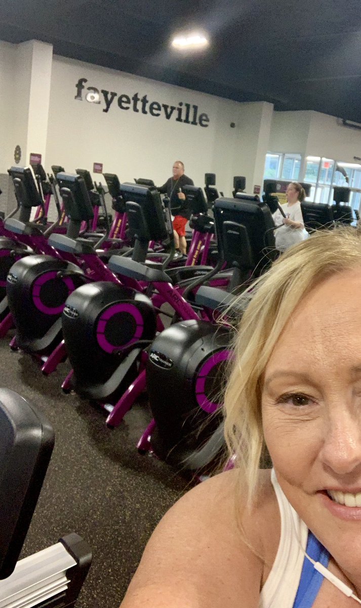 RonnaRGarrett's tweet photo. Getting it in on a Sunday! Stud in Georgia Bull Dawg colors in background!  🚴‍♀️🚣‍♀️😊@PlanetFitness https://t.co/vMhj2KUIGi