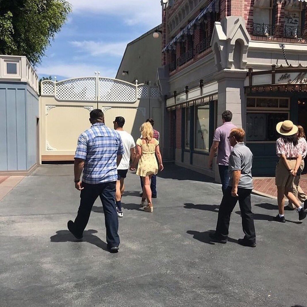 MisterIconic's tweet photo. A wild Britney was seen strolling through her natural habitat today at Disneyland 🔥 https://t.co/zYX6ZikIGS