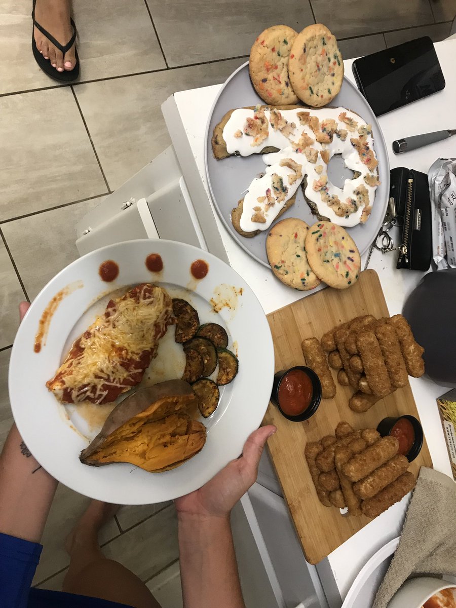 RollinsWSoccer's tweet photo. Team Winning. Presenting:
mozzarella jenga
grilled chicken parm with brown sugar cinnamon sweet potato
finished off with “R” chocolate cookie topped with confetti cookies https://t.co/nybsMkx1lY