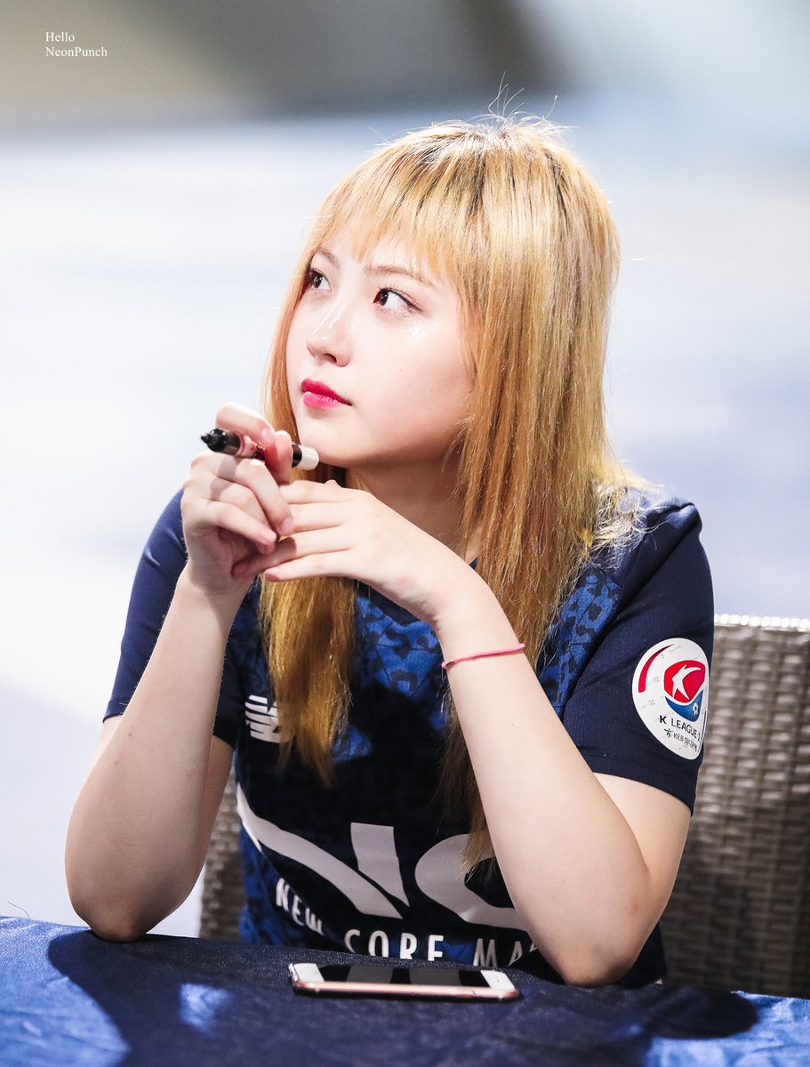 Hello_NeonPunch's tweet photo. 190804 네온펀치 메이

#네온펀치 #NeonPunch #메이 #May #정채영 #tictoc #WatchOut 

😊 https://t.co/qqe3fhY4ZY