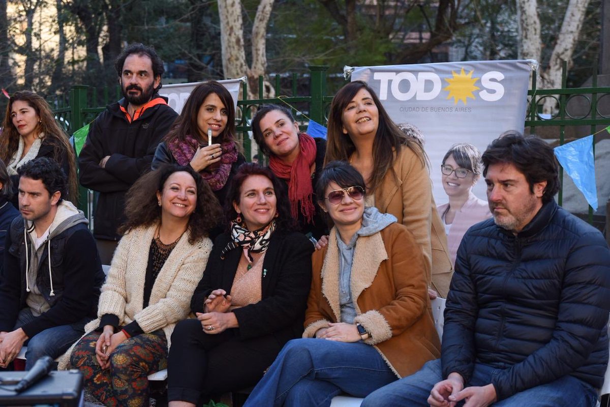 ampliarok's tweet photo. 🌳 Domingo a la tarde en Plaza Almagro charlando con jubiladas y jubilados que tienen derecho a que el estado los proteja.
Ya falta poco porque 
#VienenAiresBuenos ☀️ https://t.co/jnuds3Wwr1