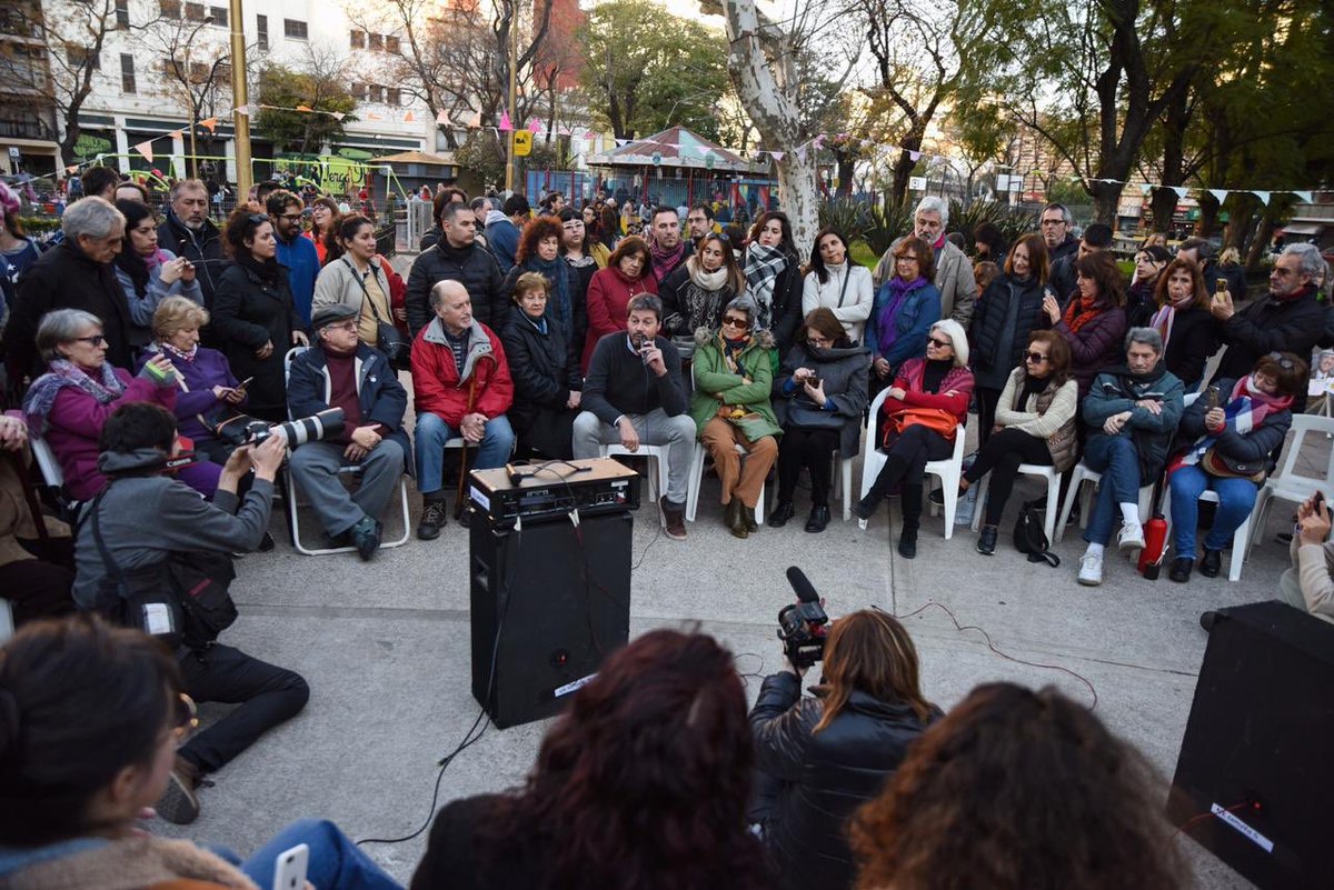 ampliarok's tweet photo. 🌳 Domingo a la tarde en Plaza Almagro charlando con jubiladas y jubilados que tienen derecho a que el estado los proteja.
Ya falta poco porque 
#VienenAiresBuenos ☀️ https://t.co/jnuds3Wwr1
